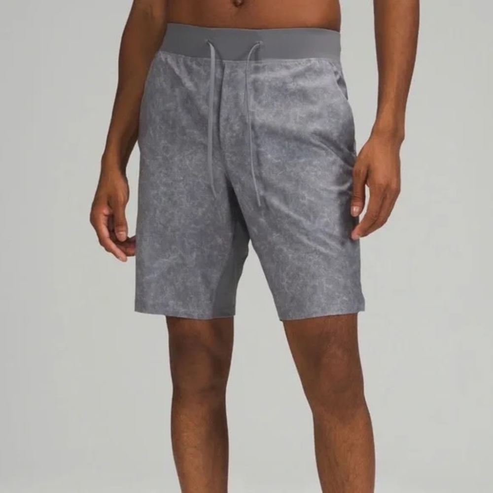 Lululemon Men’s T.H.E. Linerless Short 9" Size M Gravel Dust Asphalt